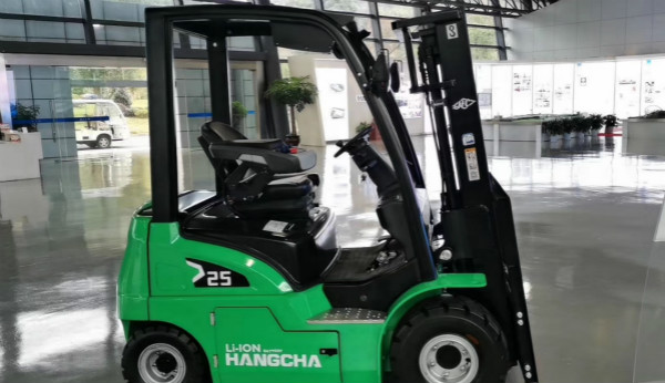 電動(dòng)叉車買鋰電的還是鉛酸的？當(dāng)然是鋰電的！