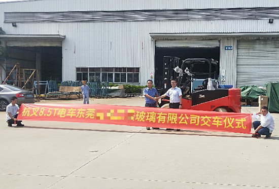 叉車搬運(yùn)玻璃？要輕拿輕放！